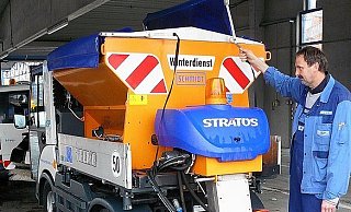 ASP- Werkstattmeister Lorenz Uhe beim Umrüsten einer Kehrmaschine in einen Streuwagen. Viele Fahrzeuge sind auf diese Weise variabel einsetzbar. - FOTO: IP