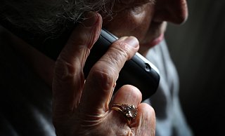 Immer wieder versuchen Betrüger, ältere Menschen am Telefon reinzulegen. - dpa