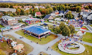 Der Pop-Up-Freizeitpark auf dem Pollhansplatz in Schloß Holte-Stukenbrock von oben gesehen. - Besim Mazhiqi