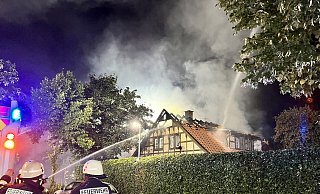 Der Großeinsatz dauerte für die rund 50 Feuerwehrleute bis in die frühen Morgenstunden und war am Sonntag gegen 4.16 Uhr offiziell beendet. - Thorsten Heß
