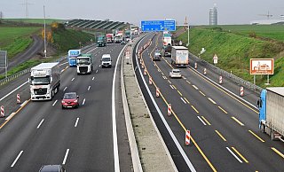 Die Autobahn A6 bei Weinsberg ist nach jahrelanger Bauzeit dreispurig ausgebaut. - Bernd Weißbrod/dpa