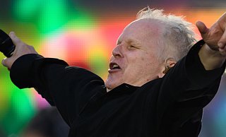 Sänger Herbert Grönemeyer schafft es mit «Zeit, dass sich was dreht» an die Spitze der Charts. - Robert Michael/dpa