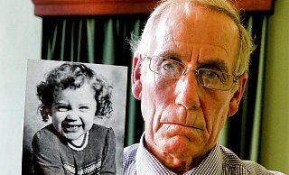 Richard Lee mit dem Bild seiner vermissten Tochter. - Holger Kosbab/British Army