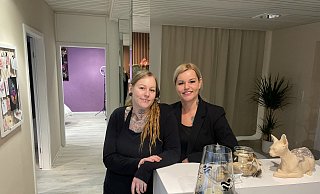 Die Schwestern Sara (l.) und Lisa Schwenzitzki haben an der Berliner Straße in Versmold ein passendes Ladenlokal gefunden. - Tasja Klusmeyer