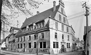 Man glaubt es kaum, dass das Gebäude nach seiner Sanierung vor einigen Jahren heute in einem warmen Farbton leuchtet. Es hat eine enge Beziehung zu der Kirche im Rücken des Fotografen. - Städtisches Museum