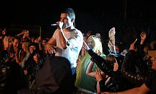 Wincent Weiss und seine Fans lassen sich die gute Laune vom Regen nicht verderben. - Thomas Kube