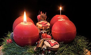 Brennende Kerzen sollten nie ohne Aufsicht bleiben, besonders auf Adventsgestecken sorgen sie für eine hohe Brandgefahr. - (Symbolbild) Pixabay