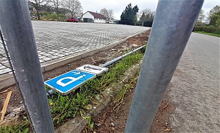 Das Parkschild liegt noch am Boden: Die Arbeiten oberhalb des Flossplatz-Parkbereichs sind abgeschlossen. 80 weitere Stellplätze sind entstanden. - Simone Flörke