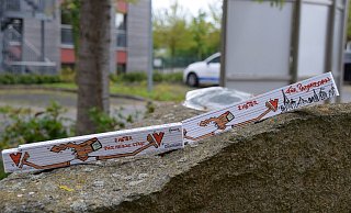 "Zwei Meter Abstand für meine Stadt": Der Verkauf der Zollstöcke kommt Paderborner Gastronomen zugute. - Anja Ebner