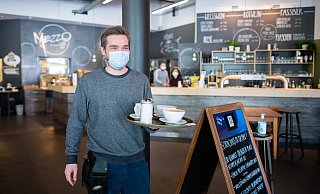 Die Job-Portale sind überfüllt mit Stellenanzeigen. Köche, Küchenhilfen, Service-Kräfte – Vollzeit, Teilzeit, auf 450 Euro-Basis, nahezu alles wird gesucht. - Symbolfoto/picture alliance