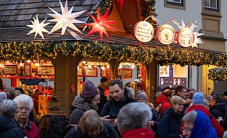 Brauchen wir auf Veranstaltungen wie dem Weihnachtsmarkt in Bielefeld künftig ein Rauchverbot? Die Debatte hat begonnen. - Oliver Krato