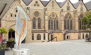 Die Kunstinstallation "Liborius in der Welt" ist auf dem Marktplatz zu sehen. Vier Glasstelen symbolisieren die Himmelsrichtungen. - Lena Henning