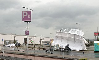 Der Sturm zerstörte die Zelte des Corona-Testzentrums auf dem Parkplatz des Werre-Parks in Bad Oeynhausen. - Polizei Minden-Lübbecke