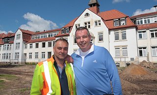 Der Umbau der 1901 erbauten Auguste-Viktoria-Klinik in Bad Lippspringe schreitet voran. Noch haben aber Bauingenieur Oleg Gura (l.) und Investor Ralf Eckel in allen sechs Bauabschnitten viel tun. - Uwe Müller