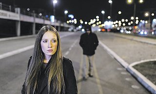 Mulmiges Gefühl: Es überkommt Frauen häufig, wenn sie abends alleine nach Hause gehen. Verschiedene Apps fürs Smartphone wollen hier Sicherheit vermitteln. - Foto: iStock