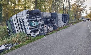 Der Laster kippte naach rechts in den Graben. Die Polizei sperrt seit dem Mittag die Bundesstraße 476 in Versmold,. - Andre Schneider