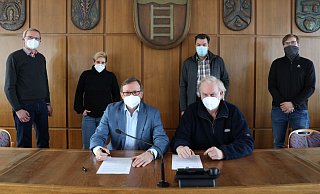Sie besiegeln das schwarzgrüne Bündnis für den Bad Oeynhausener Rat: die Fraktionsvorsitzenden Kurt Nagel und Volker Brand (vorne, v. l.) sowie Dirk Büssing (hinten v. l.) Laura Ellen Smaczny, Andreas Edler und Julian Noweck. - Jörg Stuke