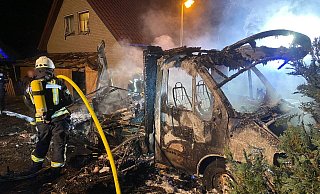 Das Wohmobil brannte vollständig aus. - Feuerwehr Borchen