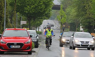 So ist's richtig: Georg Hofemann (vorn) und Kurt Begemann radeln im Regen auf dem Schutzstreifen. Im Auto sitzt Ernst Beimel und hält 1,5 Meter Abstand beim Überholen. - Ulf Hanke