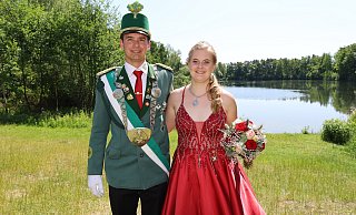 Die jugendlichen Delbrücker Majestäten Joshua Groß und Meike Boxberger treffen sich zum Erinnerungsfoto am Teich und genießen danach das Bad in der Menge der Schlaulustigen. - Regina Brucksch