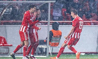 Berlins Josip Juranovic (2.v.l.) jubelt mit seinen Teamkollegen über den 1:1-Ausgleich. - Andreas Gora/dpa