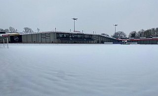 Unter der Schneelandschaft in der Arena lässt sich das Grün nur erahnen.