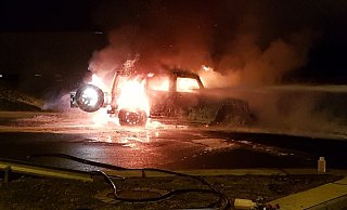 Auf dem Autobahn-Parkplatz Sintfeld stand ein Auto in Flammen. - Feuerwehr Bad Wünnenberg
