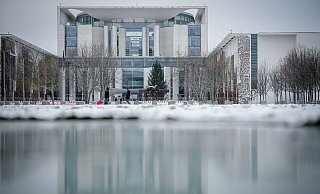 Blick auf das Bundeskanzleramt: In der Haushaltskrise rechnet SPD-Chefin Esken damit, dass der Bundeshaushalt für 2024 noch in diesem Jahr abgeschlossen werden kann. - Kay Nietfeld/dpa