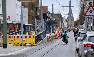 Der Verkehr fließt in Bielefeld-Brackwede wieder und die Radfahrer bekommen noch einen 1,60 Meter breiten Radweg. - Andreas Zobe