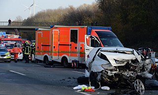 Einige Gaffer versammelten sich auf der Autobahnbrücke - die Polizei stellte Sichtschutzwände auf. - Andreas Eickhoff