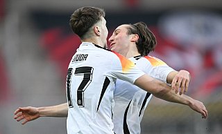 Bleiben länger beim DFB-Team: Brajan Gruda (l) und Rocco Reitz. - Hendrik Schmidt/dpa