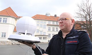 Wehrleiter Jürgen Rabbe mit einer mobilen Fahrzeugsirene, mit der auch Durchsagen an die Bevölkerung gemacht werden können. - Burkhard Battran