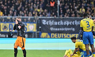 Schockmoment: Braunschweigs Florian Flick bleibt verletzt am Boden liegen. - Swen Pförtner/dpa