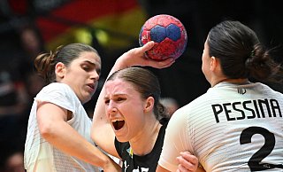 Für Jolina Huhnstock ist die Handball-WM wegen einer Verletzung vorzeitig beendet. - Marijan Murat/dpa