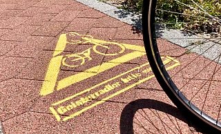 Im Sommer hatte die Polizei in Hiddenhausen an der Bünder Straße vor "Geisterradlern" gewarnt. - Alexander Jenniches