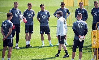 Bundestrainer Joachim Löw tüftelt mit seinen Spielern am Matchplan gegen England. - Foto: Federico Gambarini/dpa