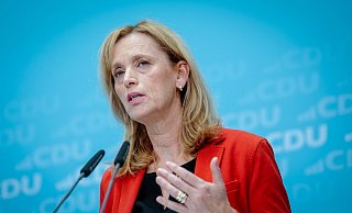 Bildungsministerin Prien berichtet von Überlegungen unter Juden, ob sie sich vorsorglich ein Finanzpolster im Ausland anlegen sollen. - Kay Nietfeld/dpa