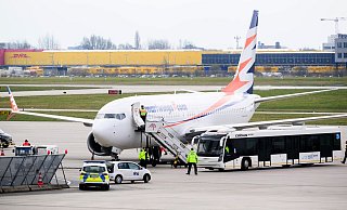 Ende März kamen 174 Afghaninnen und Afghanen mit einem Charterflug in Hannover an. (Archivbild) - Julian Stratenschulte/dpa