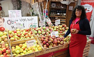 Im Hofladen des Obsthof Otte gibt es unter anderem 14 verschiedene Apfelsorten zum ausprobieren. Verkäuferin Andrea Danewitz berät die Besucher auch gerne zu Sorten für Allergiker. - Alexandra Golfinger