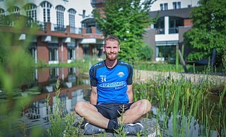 SCP-Neuzugang Jannis Heuer gönnt sich am Teich vor dem Teamhotel in Garderen eine kleine Verschnaufpause. - Sarah Jonek Fotografie
