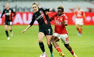 Lara Prasnikar (l) und die Eintracht-Frauen kamen nicht über ein 1:1 gegen Benfica hinaus. - Uwe Anspach/dpa