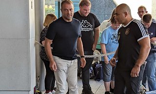 Bundestrainer Hansi Flick (l) versprüht vor den Länderspielen gegen Japan und Frankreich Optimismus. - Jan Mies/dpa