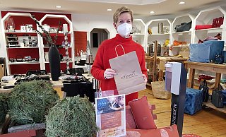 Lydia Klingenhagen verkauft im "Scharrn 3 - Kontor der schönen Dinge" Deko-Artikel. - Heike von Schulz