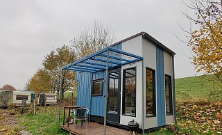 Das Tiny-House hat auch eine kleine Terrasse. - Lena Kley