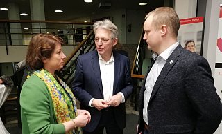 Parteiübergreifende Diskussion: Die CDU-Landtagsabgeordnete Bianca Winkelmann im Gespräch mit dem SPD-Bundestagsabgeordneten Achim Post und Espelkamps Bürgermeister Henning Vieker (r.). - Joern Spreen-Ledebur