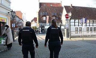 Mitarbeiter des Ordnungsamts bei der Kontrolle. - Jobst Lüdeking