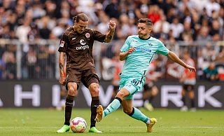 SCP-Akteur Florent Muslija (r.) belegt in der aktuellen Kicker-Rangliste den zweiten Platz in der Kategorie "Außenbahn offensiv". Jackson Irvine (l.) vom FC St. Pauli verteidigte Rang eins im "Mittelfeld defensiv". - picture alliance
