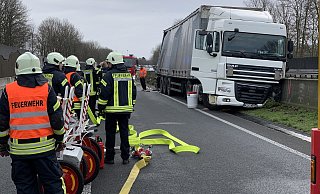 Der verunglückte Lastwagen auf der A30. - Stefan Boscher