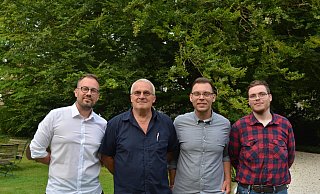 Dier vier Kandidaten der BSW-Reserveliste für Bielefeld: Robert Schwierkus (Platz vier, v.l.), Bernd Schatschneider (Platz 1), Can Cakir (Platz 2) und Lennard Wiersing (Platz 3). - BSW Dier vier Kandidaten der BSW-Reserveliste für Bielefeld: Robert Schwierkus (Platz vier, v.l.), Bernd Schatschneider (Platz 1), Can Cakir (Platz 2) und Lennard Wiersing (Platz 3). - BSW