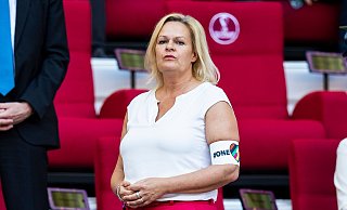 Unterstützt die Haltung von DFB-Kapitänin Alexandra Popp: Bundesinnenministerin Nancy Faeser. - Tom Weller/dpa